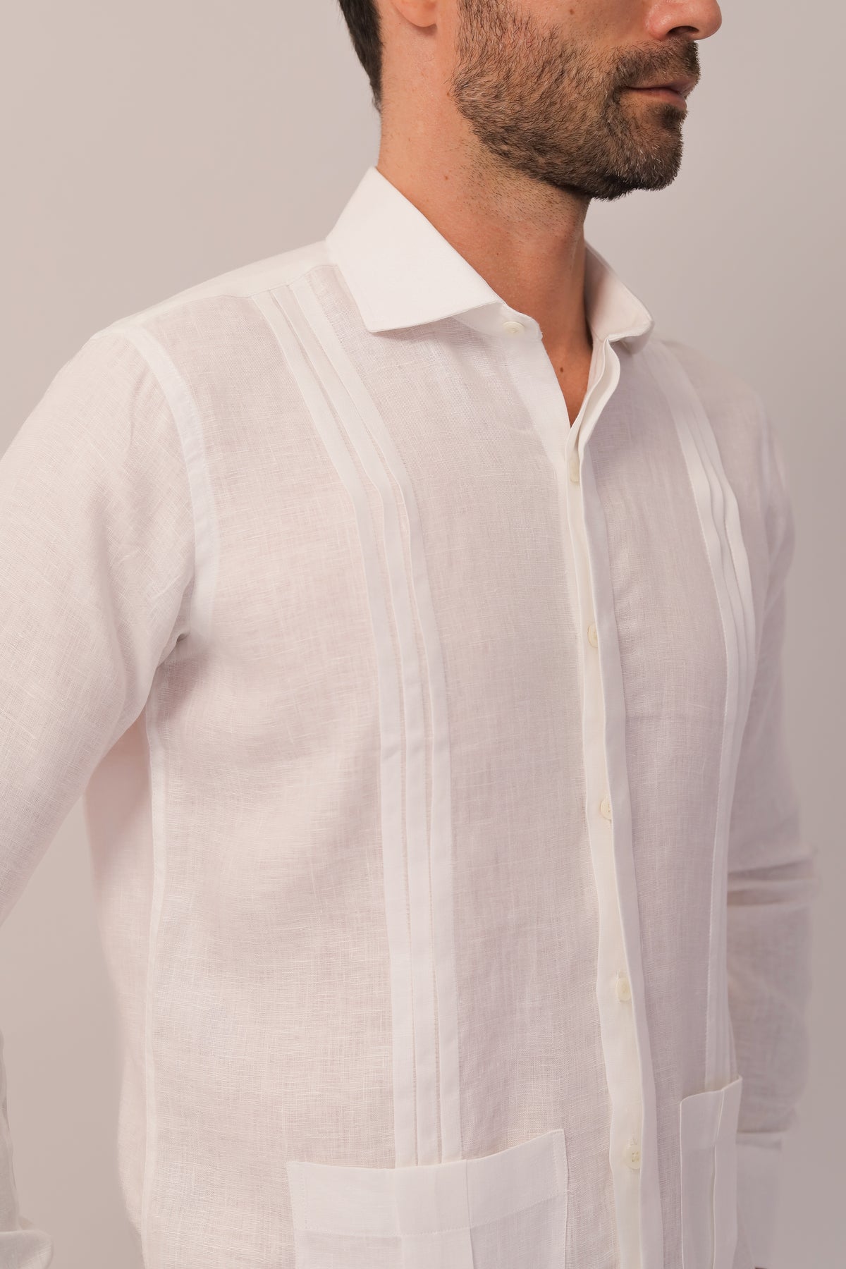 Guayabera Con Pliegues y Bolsillos - Covered Placket