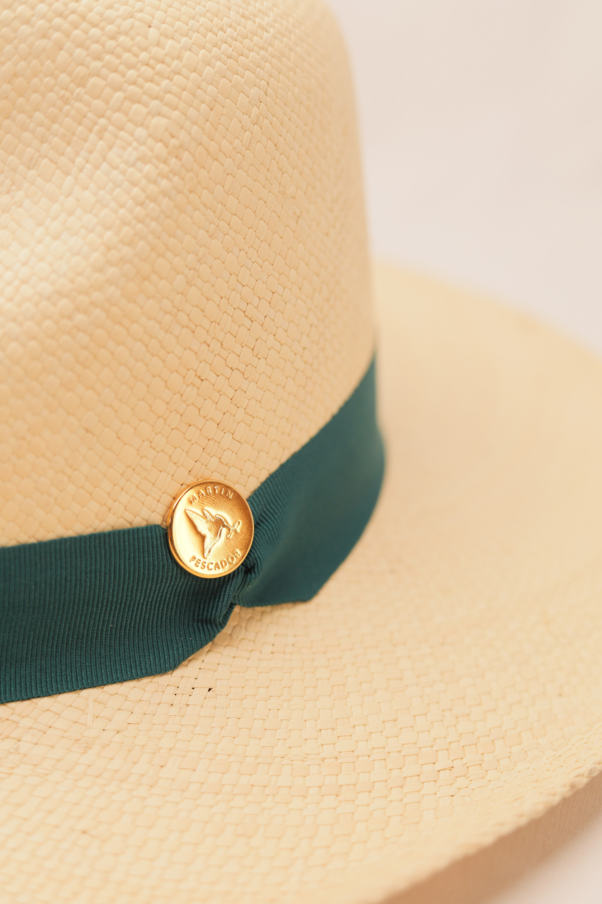 Sombreros Crema Fino Cinta Sencilla Herraje Moneda